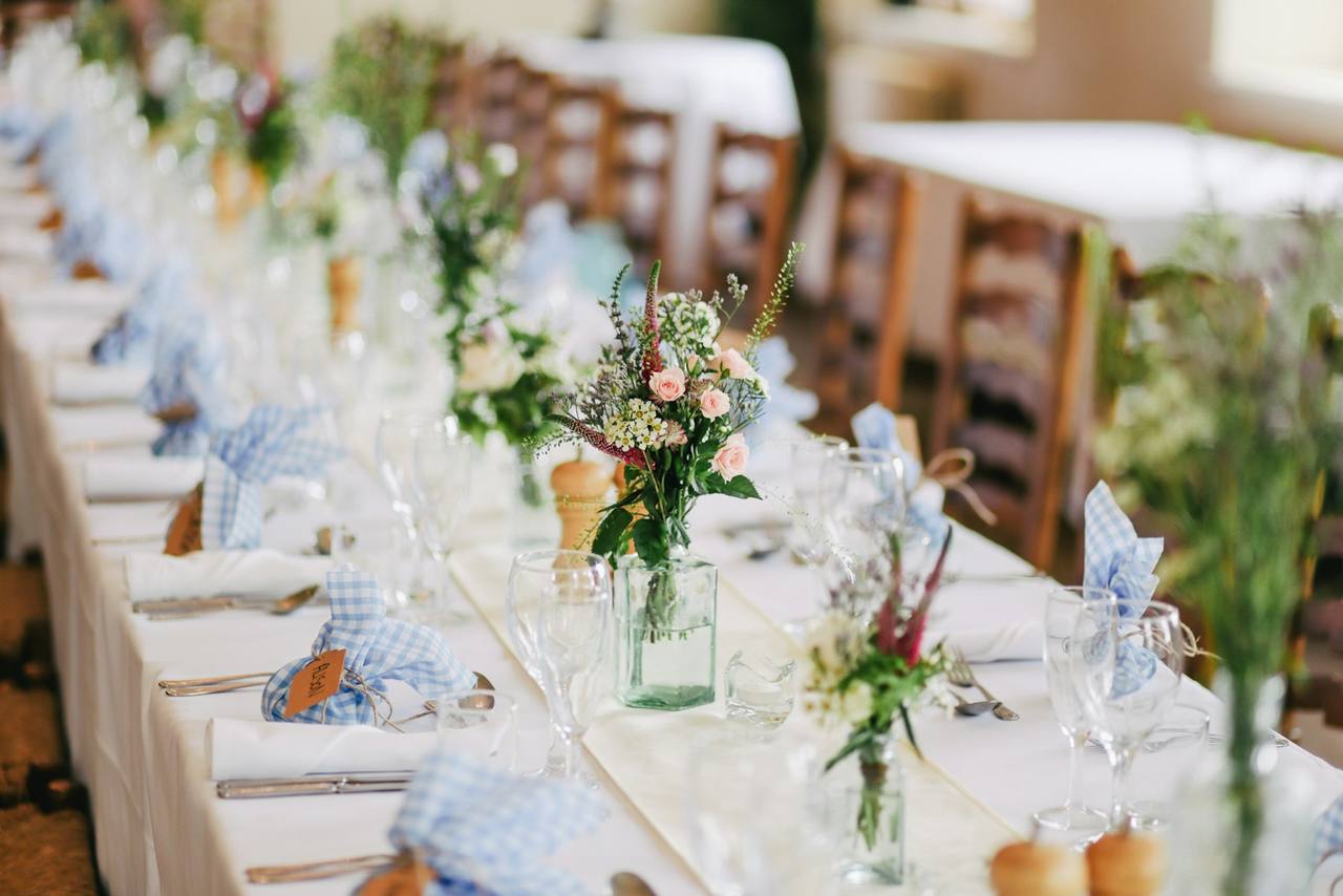 Table de fête décorée de fleurs champêtres à la lumière du jour — photo d’ambiance